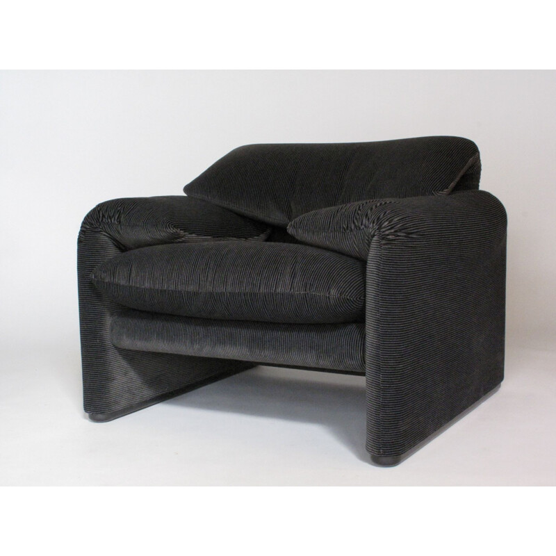 Vintage Maralunga armchair by Vico Magistretti for Cassina