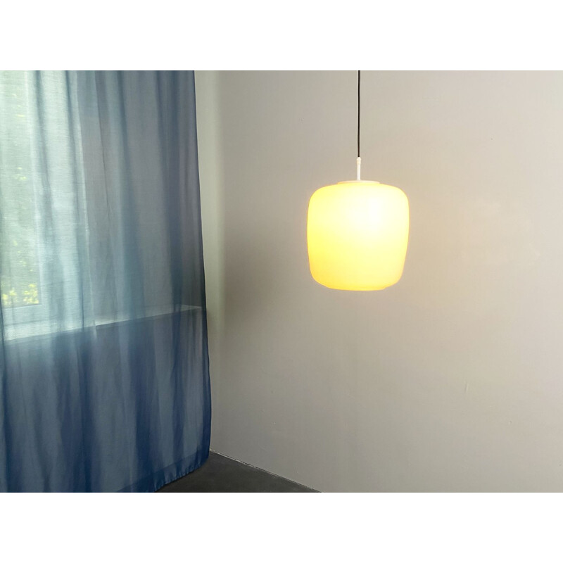 Lampada a sospensione vintage scandinava con paralume in vetro opalino, 1970