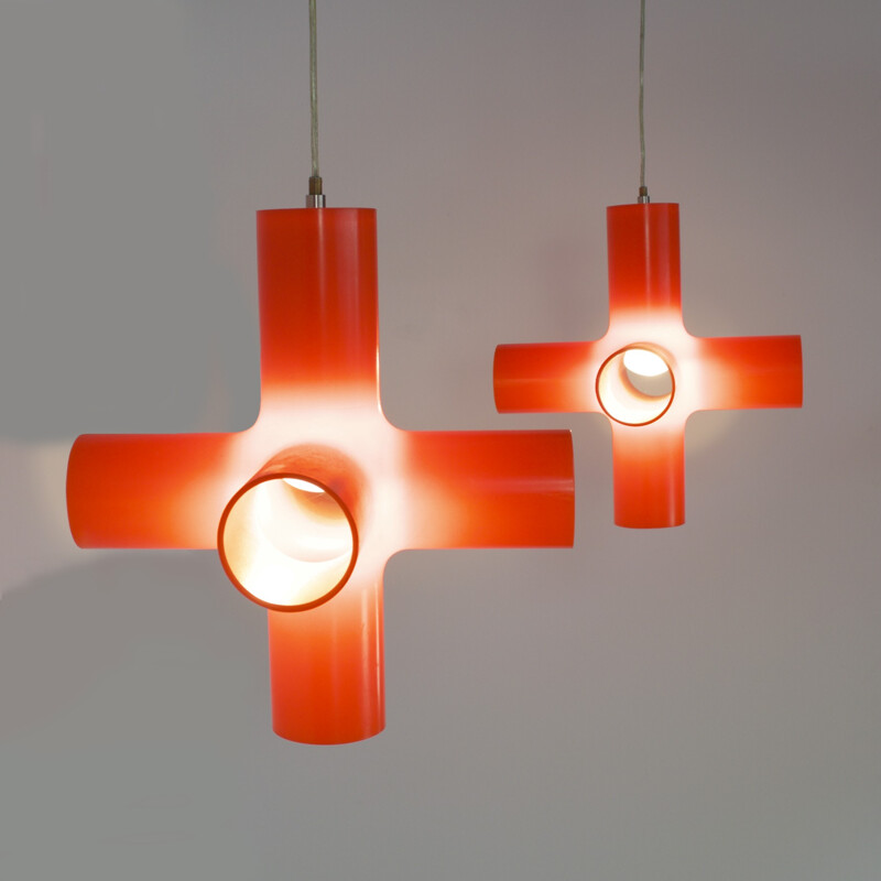 Paire de suspensions "crosslight S" en acrylique rouge, Jan MELIS & Ben OOSTRUM - 2000