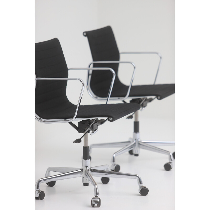 Paire de fauteuils de bureau vintage modèle EA 117 par Charles & Ray Eames pour Vitra