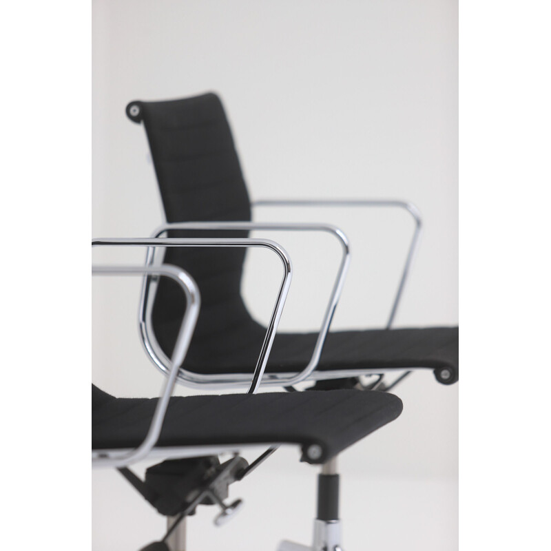 Paire de fauteuils de bureau vintage modèle EA 117 par Charles & Ray Eames pour Vitra