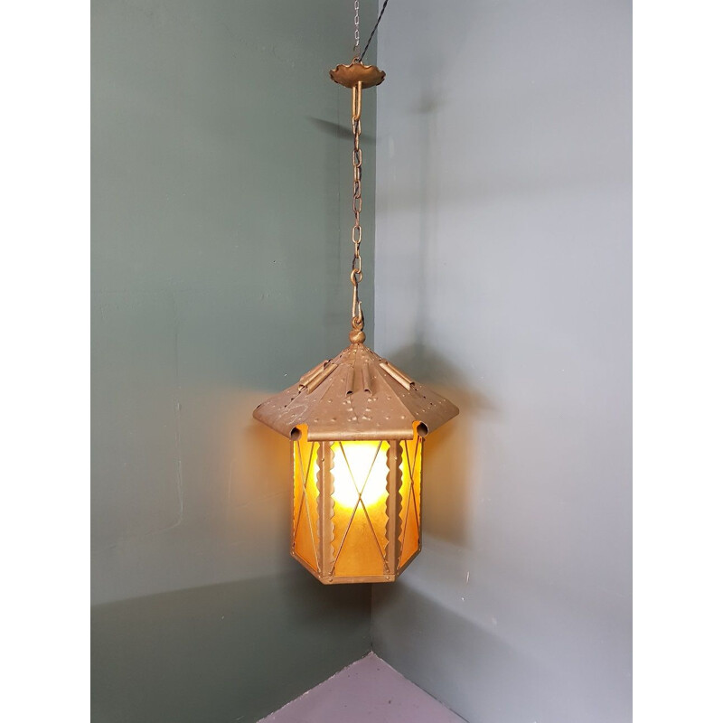 Vintage buiten hanglamp in goud metaal met bruin glas
