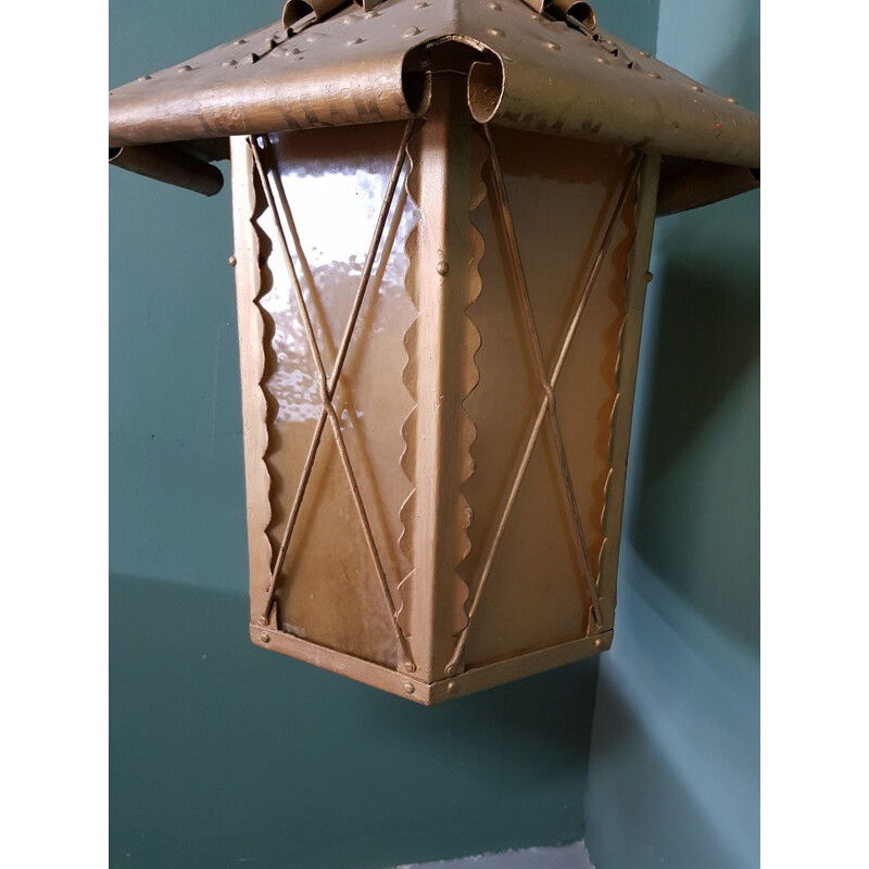 Lámpara colgante vintage de exterior en metal dorado con cristal marrón