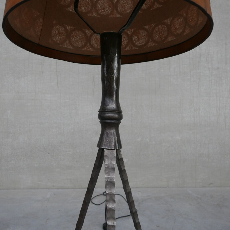 Lampada da terra vintage spagnola brutalista in ferro e pelle, 1950