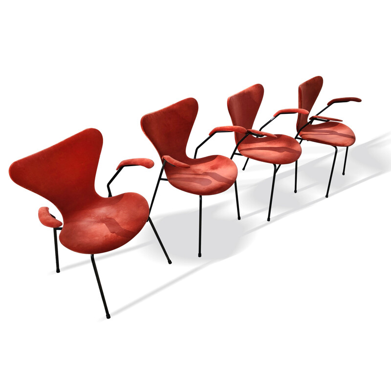 Conjunto de 4 cadeiras borboleta vintage modelo 3207 em veludo com apoios de braços da Jacobsen