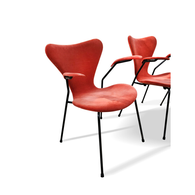 Conjunto de 4 cadeiras borboleta vintage modelo 3207 em veludo com apoios de braços da Jacobsen