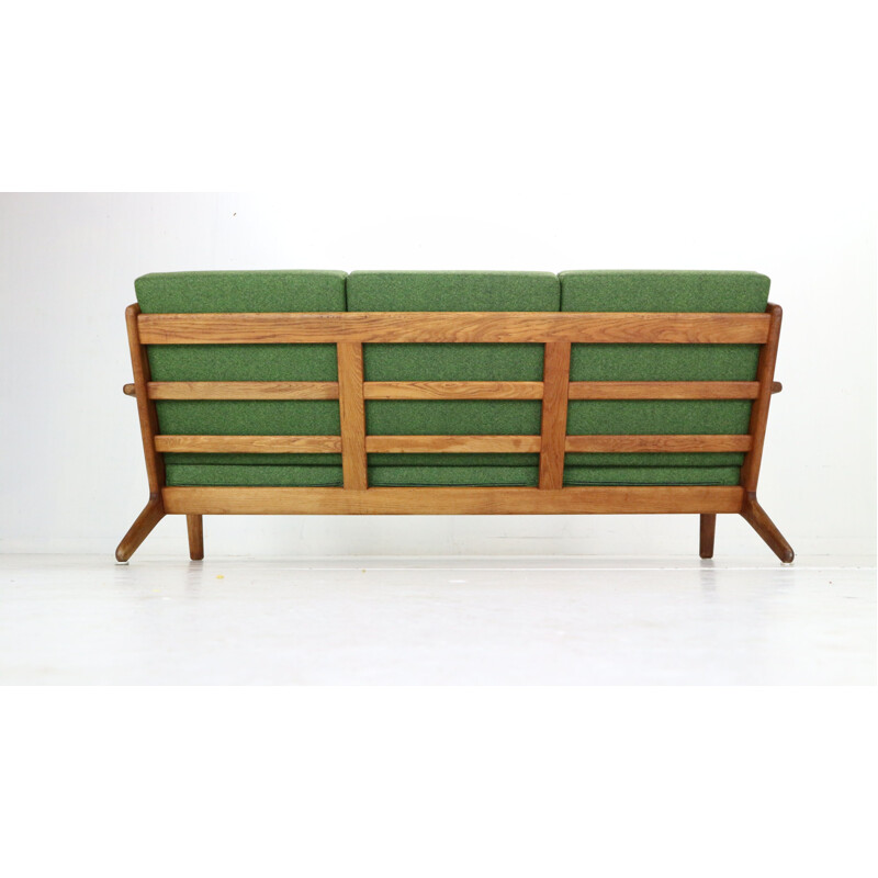 Canapé 3 places vintage en bois de chêne et rembourrage neuf vert par Hans J. Wegner, Danemark 1960