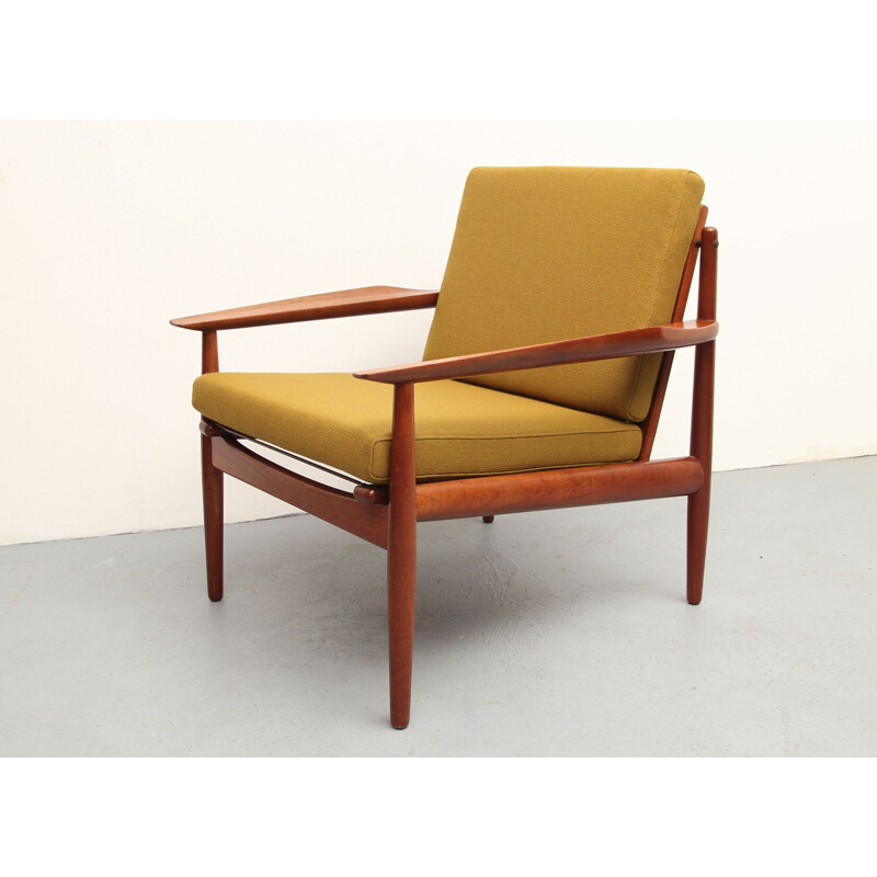 Poltrona vintage in teak con tessuto giallo senape di Arne Vodder, 1960