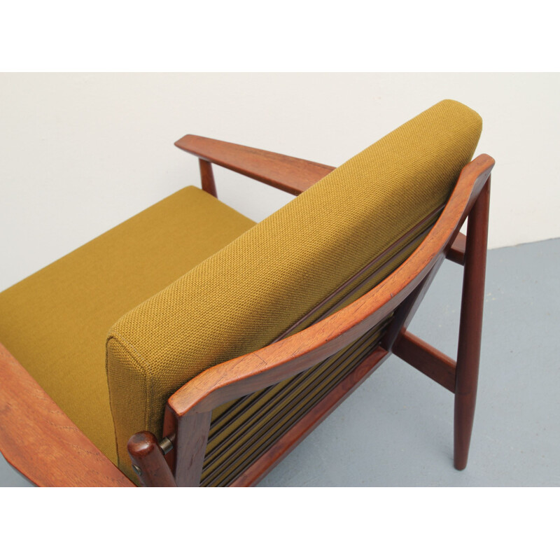 Sillón vintage de teca con tejido amarillo mostaza de Arne Vodder, 1960