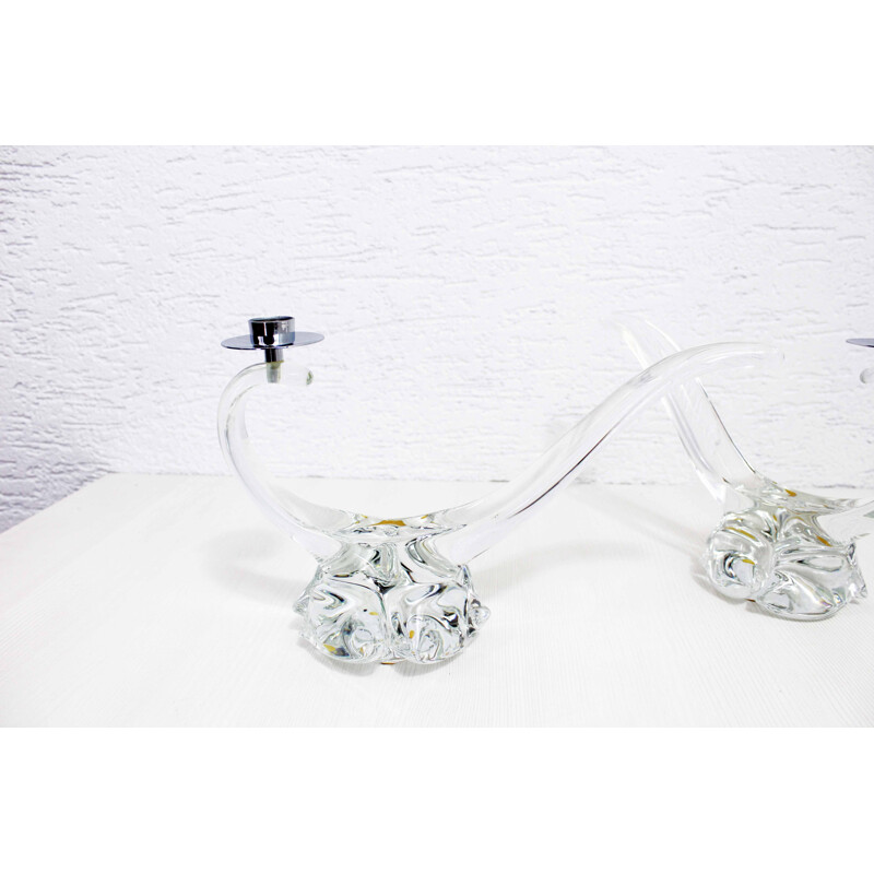 Pareja de candeleros vintage de cristal con base de metal, estilo Schneider, Francia 1950