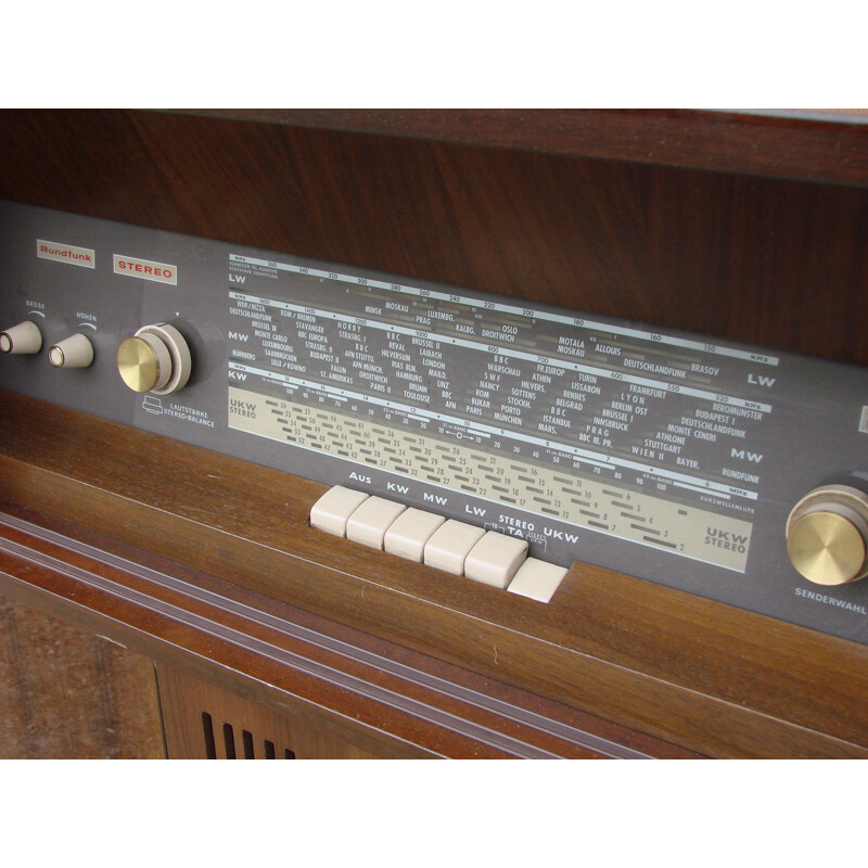 Dressoir met vintage radio, 1970