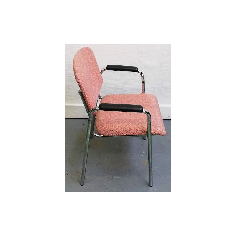 Vintage armchair in pink fabric