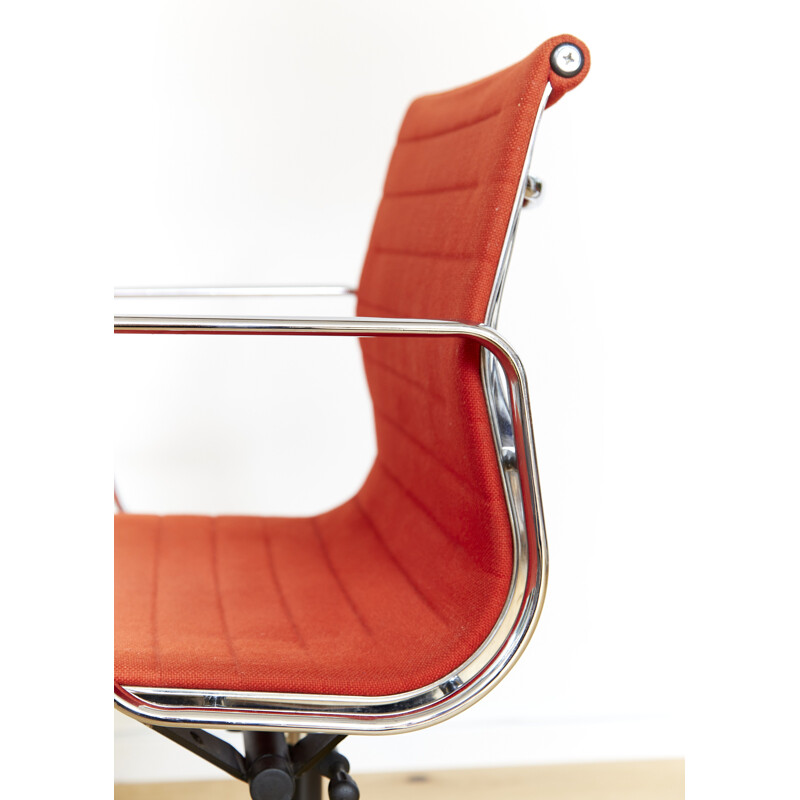 Fauteuil de bureau vintage orange-rouge par Charles & Ray Eames pour Vitra