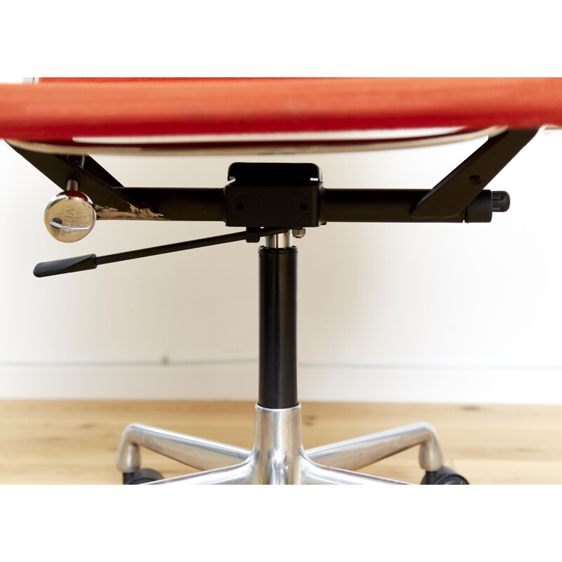 Fauteuil de bureau vintage orange-rouge par Charles & Ray Eames pour Vitra