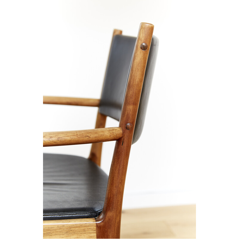 Coppia di sedie vintage in legno e pelle di Kai Lyngfeldt Larsen per Soren Willadsen, 1960