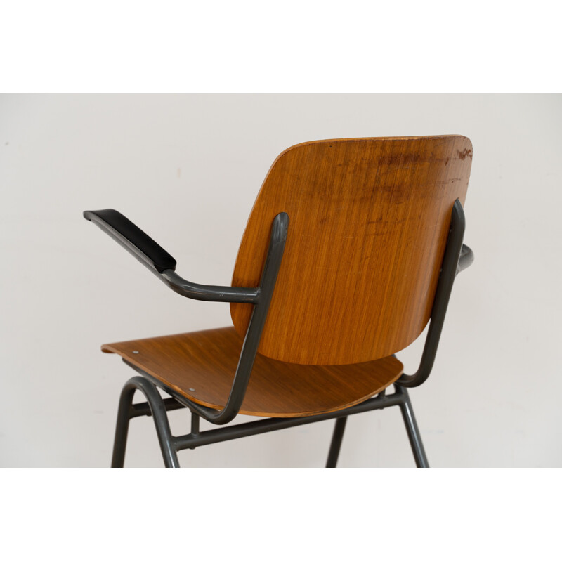 Chaise vintage empilable avec accoudoirs