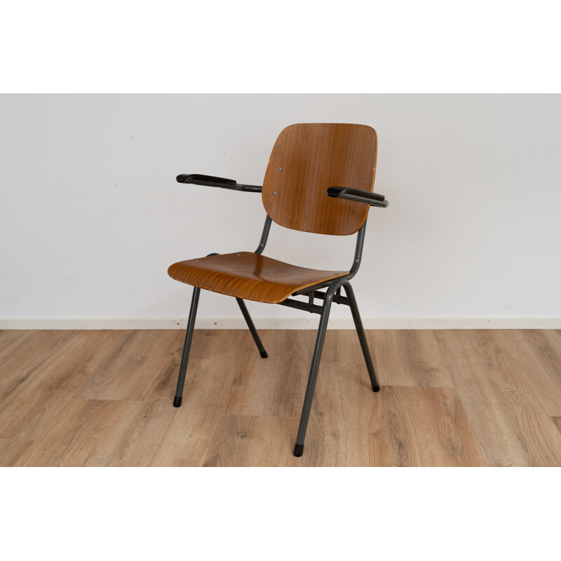 Stapelbarer Vintage-Stuhl mit Armlehnen