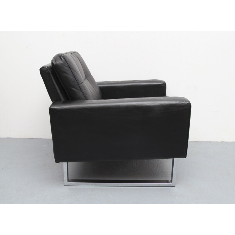 Sillón vintage de cuero sobre patas cromadas, 1970