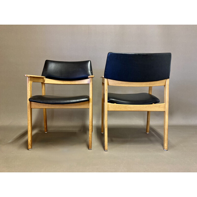 Fauteuil scandinave vintage en cuir noir et chêne, 1950