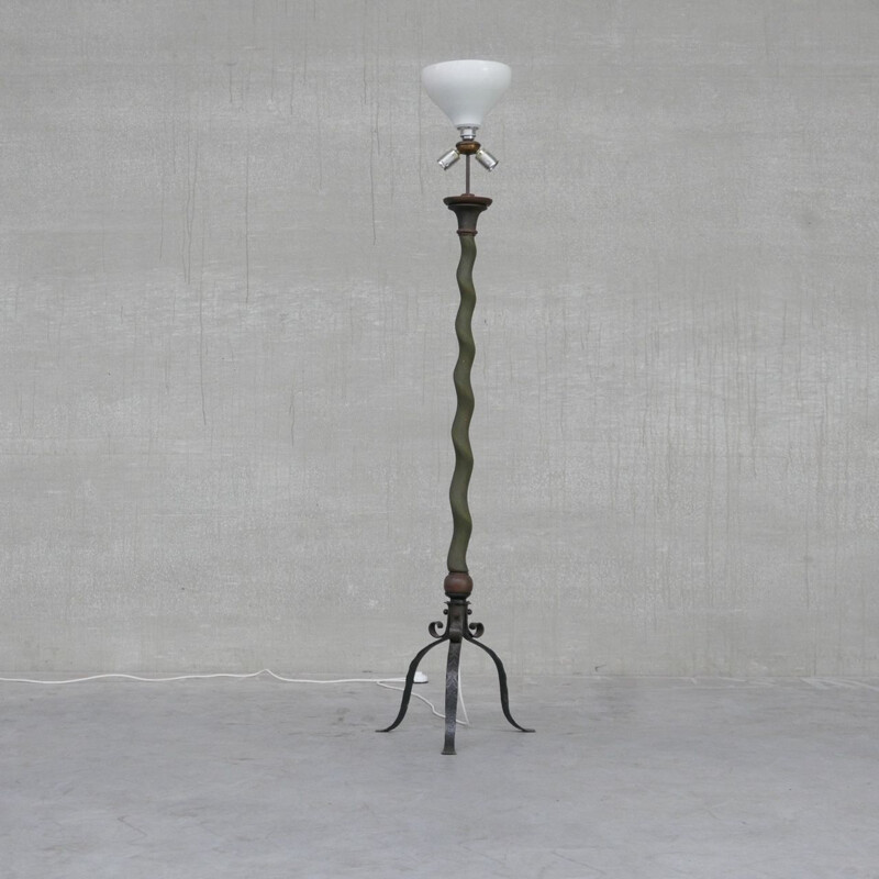 Lámpara de pie vintage de hierro y madera, Bélgica 1950