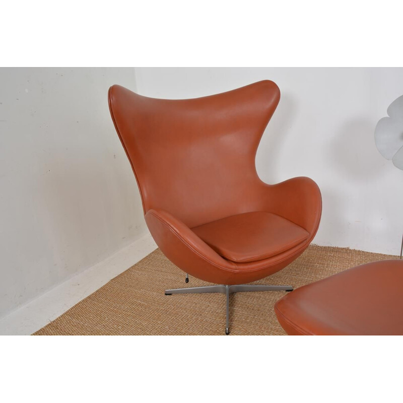 Vintage Egg armchair and footrest by Arne Jacobsen for Fritz Hansen