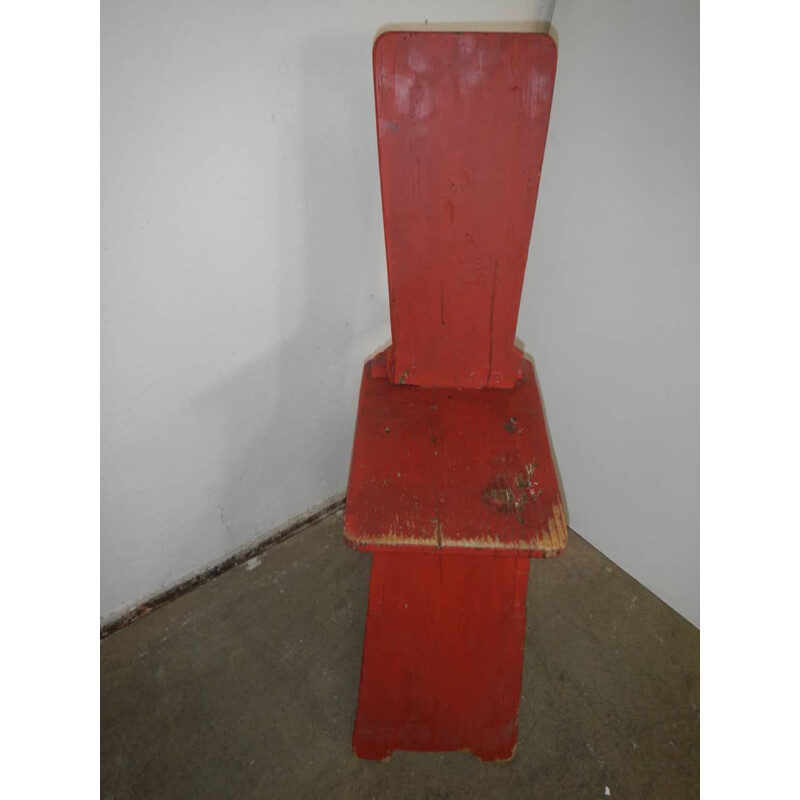 Vintage krukje in rood sparrenhout