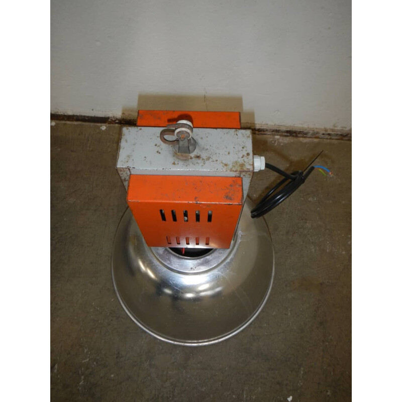 Lámpara industrial vintage de metal con campana de aluminio
