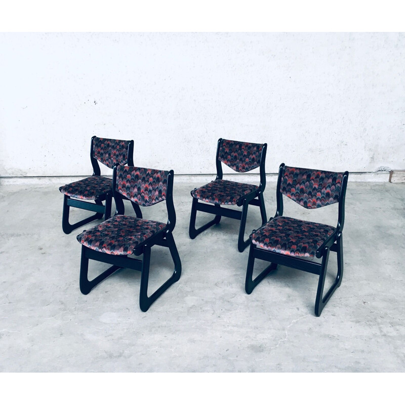 Juego de 4 sillas vintage de Mcm en madera teñida de negro, 1970