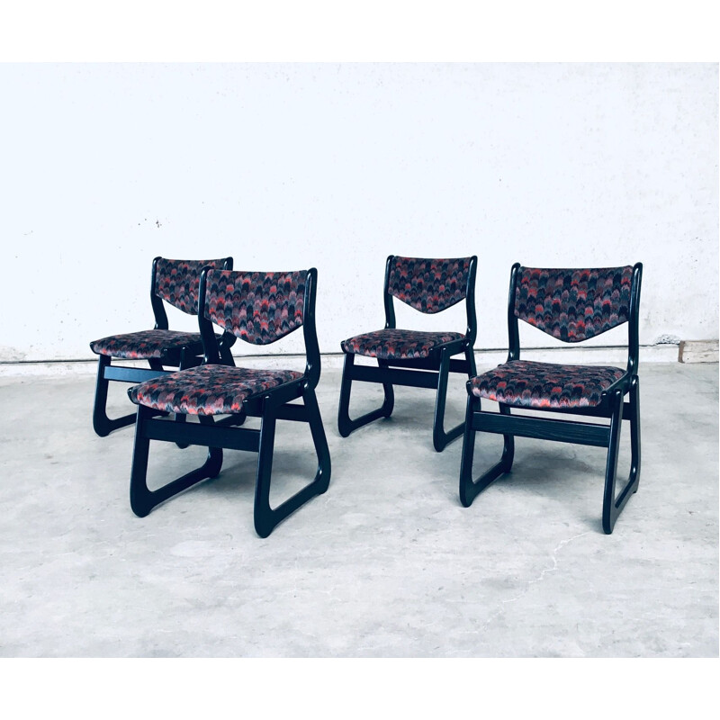 Set van 4 vintage Mcm stoelen in zwart gebeitst hout, 1970