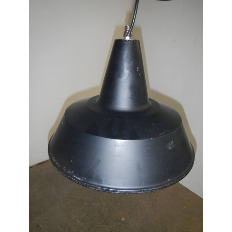 Industrial pendant lamp in black metal and white interior