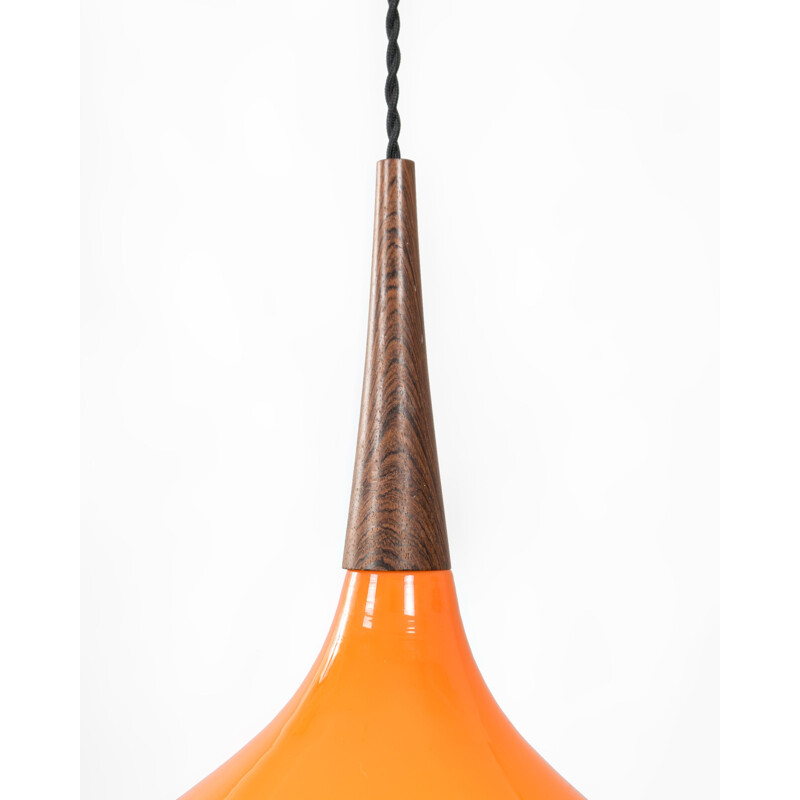Lámpara de suspensión vintage de teca y cristal naranja, Francia 1970