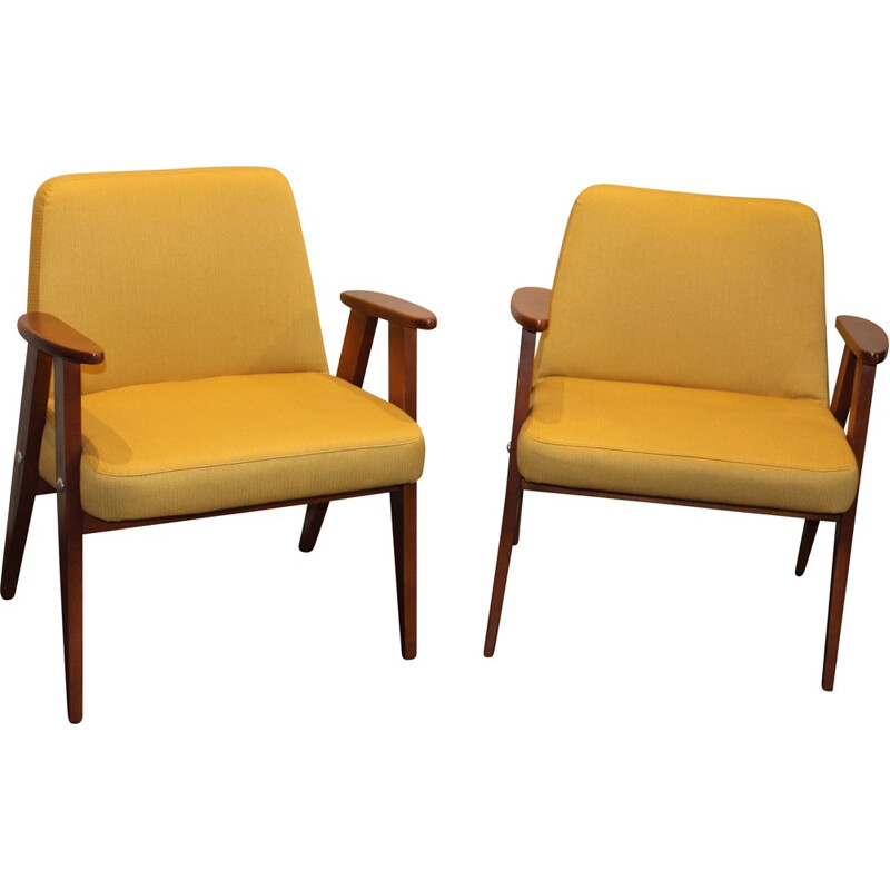 Paire de fauteuils en chêne et tissu jaune moutarde, Jozef CHIEROSWKI - 1960