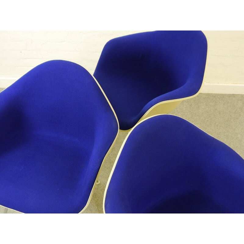 Blue Herman Miller armchair in fiberglass and chromed metal, Charles & Ray EAMES - 1960s