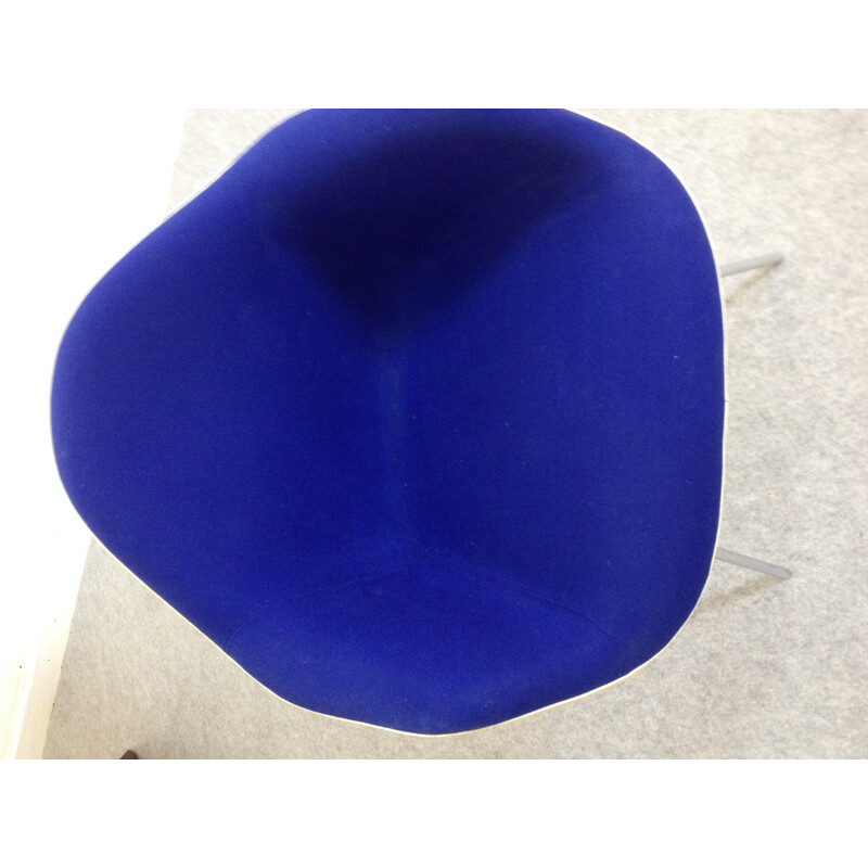 Blue Herman Miller armchair in fiberglass and chromed metal, Charles & Ray EAMES - 1960s