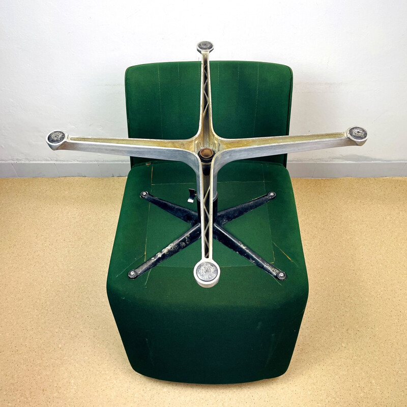 Mid-century swivel green armchair P125 by Osvaldo Borsani for Tecno, Italy 1970s