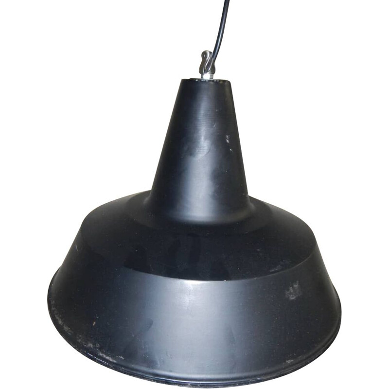 Industrial pendant lamp in black metal and white interior