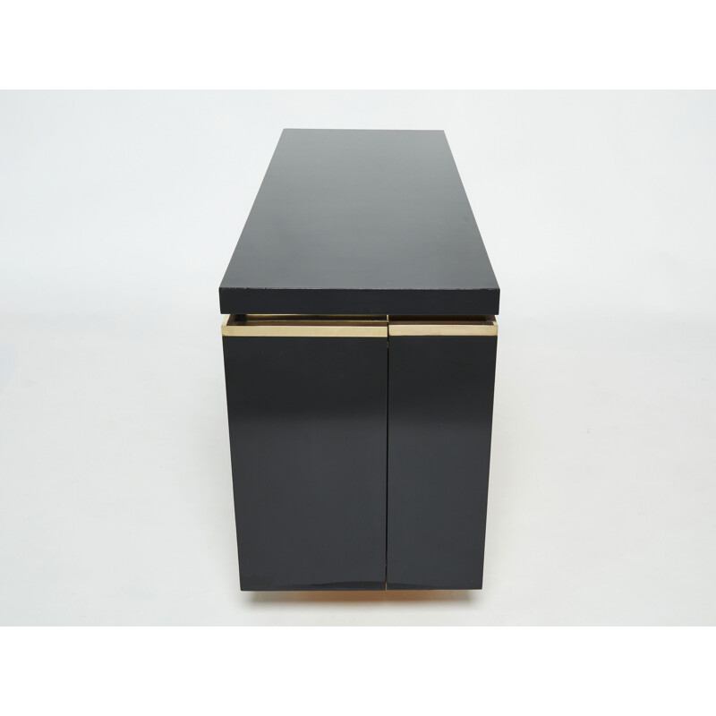 Credenza vintage in lacca nera e ottone di Jean Claude Mahey per Roche Bobois, 1970