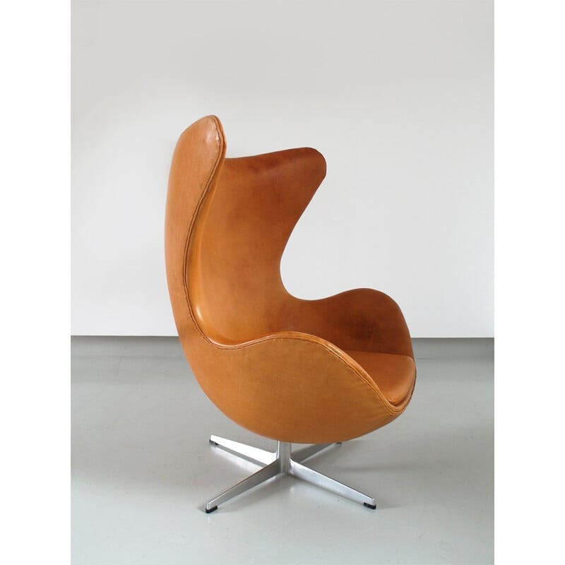 Fauteuil "Egg" Fritz Hansen en cuir cognac, Arne JACOBSEN - 1966 (LAISSER SOUMIS)