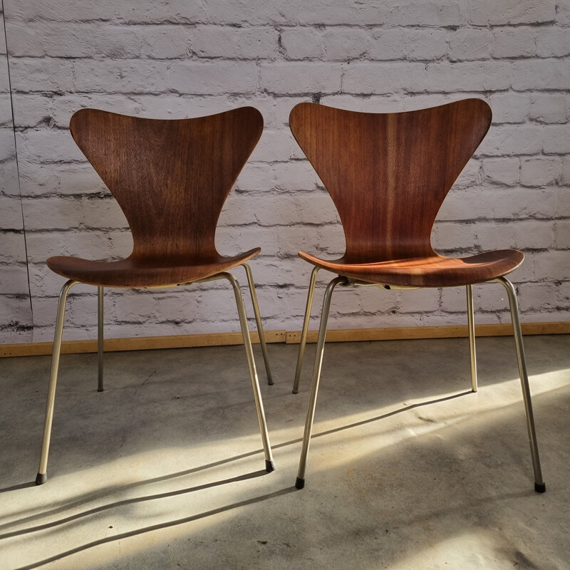 Pair of vintage teak dining chairs by Arne Jacobsen for Fritz Hansen, 1960s