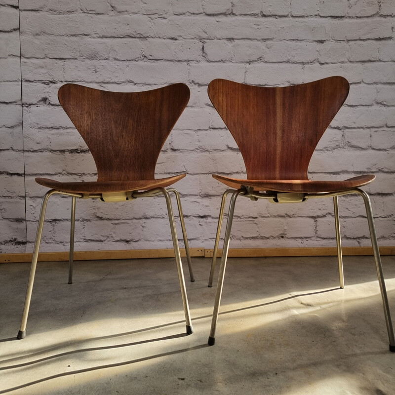 Pair of vintage teak dining chairs by Arne Jacobsen for Fritz Hansen, 1960s