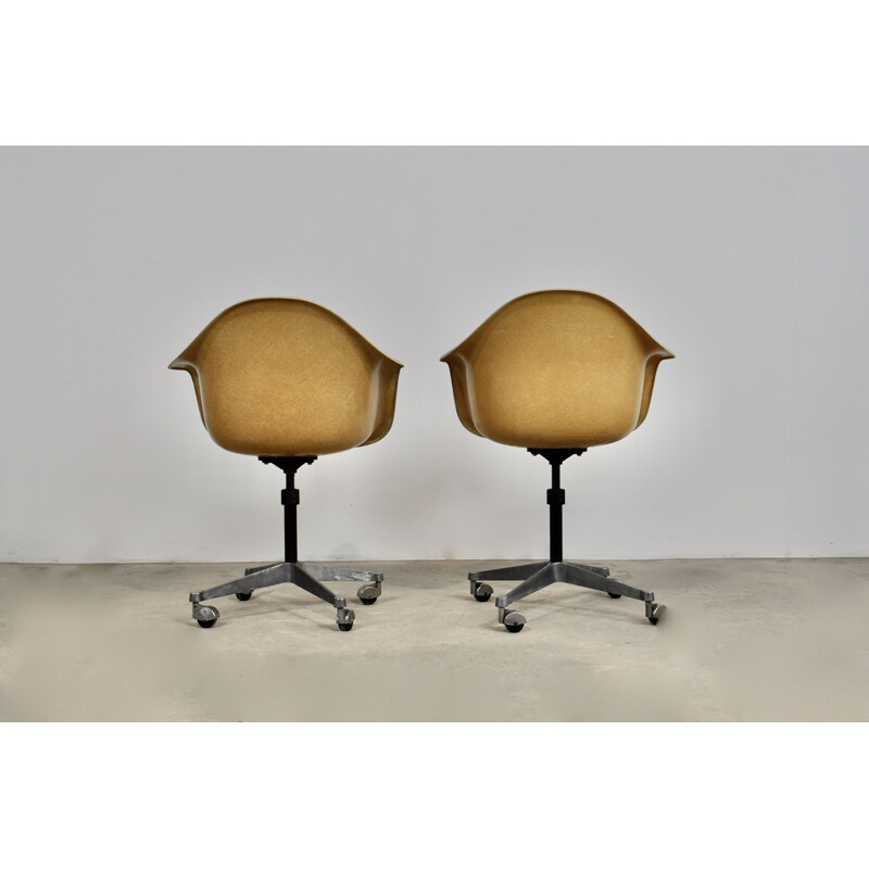 Pair of vintage armchairs by Charles Ray Eames for Herman Miller, 1970