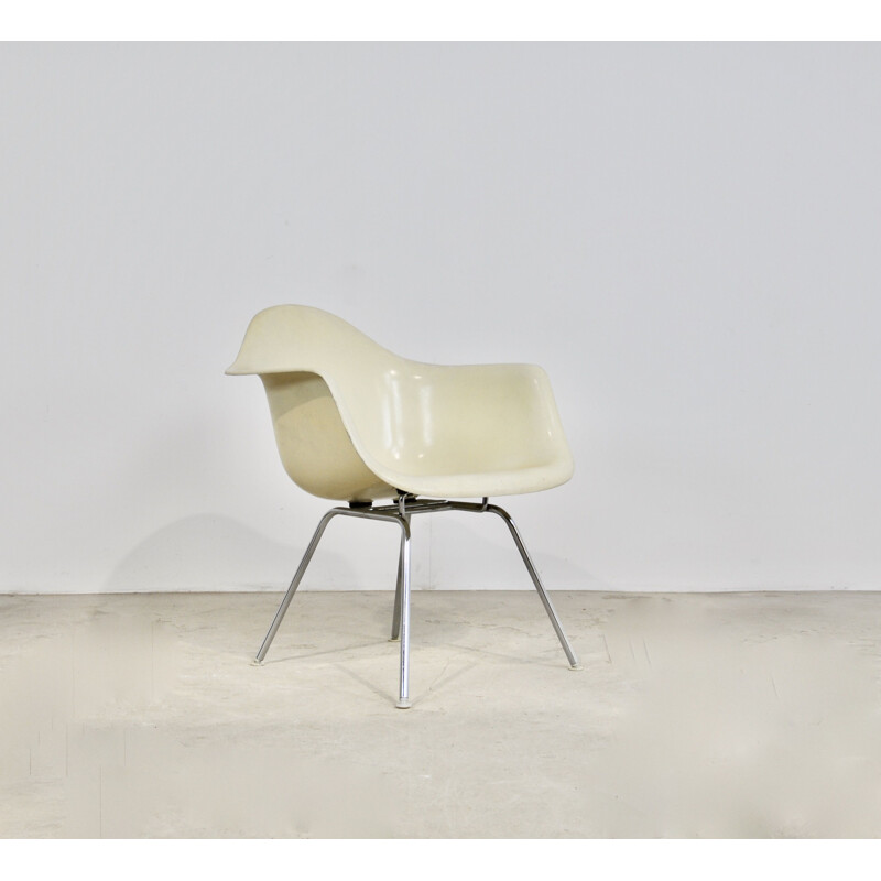 Vintage white armchair by Charles & Ray Eames for Herman Miller, 1970