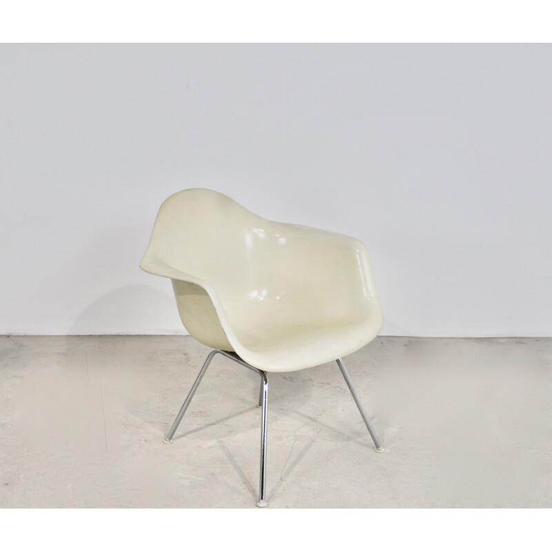 Vintage white armchair by Charles & Ray Eames for Herman Miller, 1970