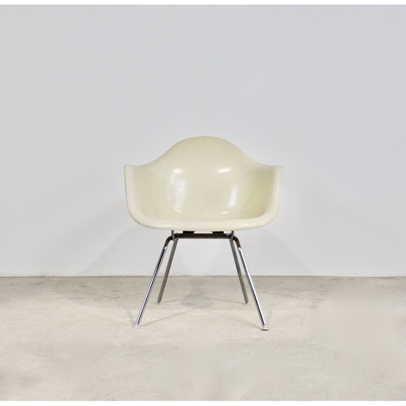 Vintage white armchair by Charles & Ray Eames for Herman Miller, 1970