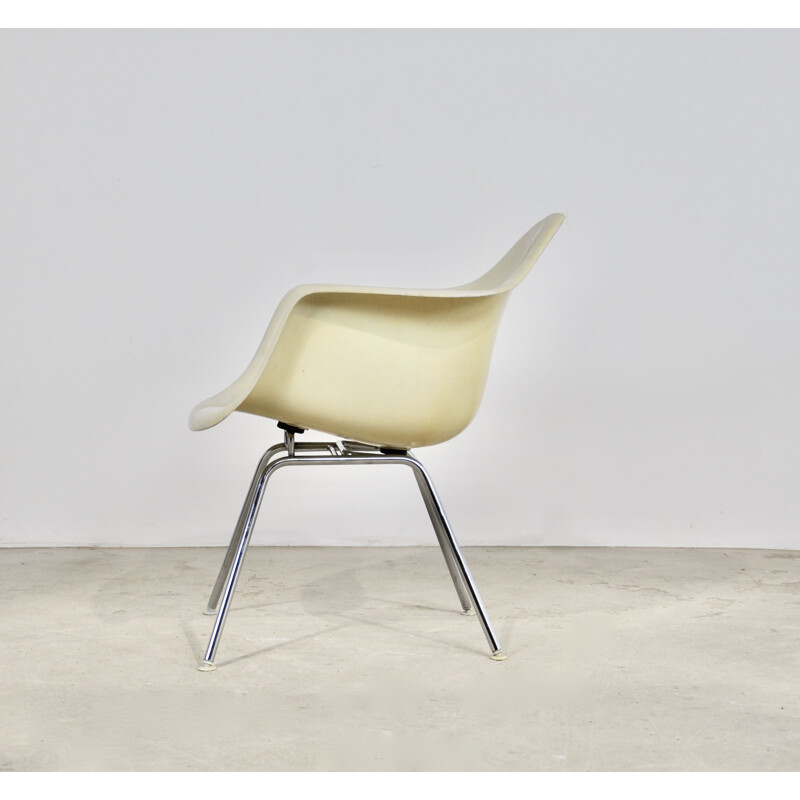 Vintage white armchair by Charles & Ray Eames for Herman Miller, 1970