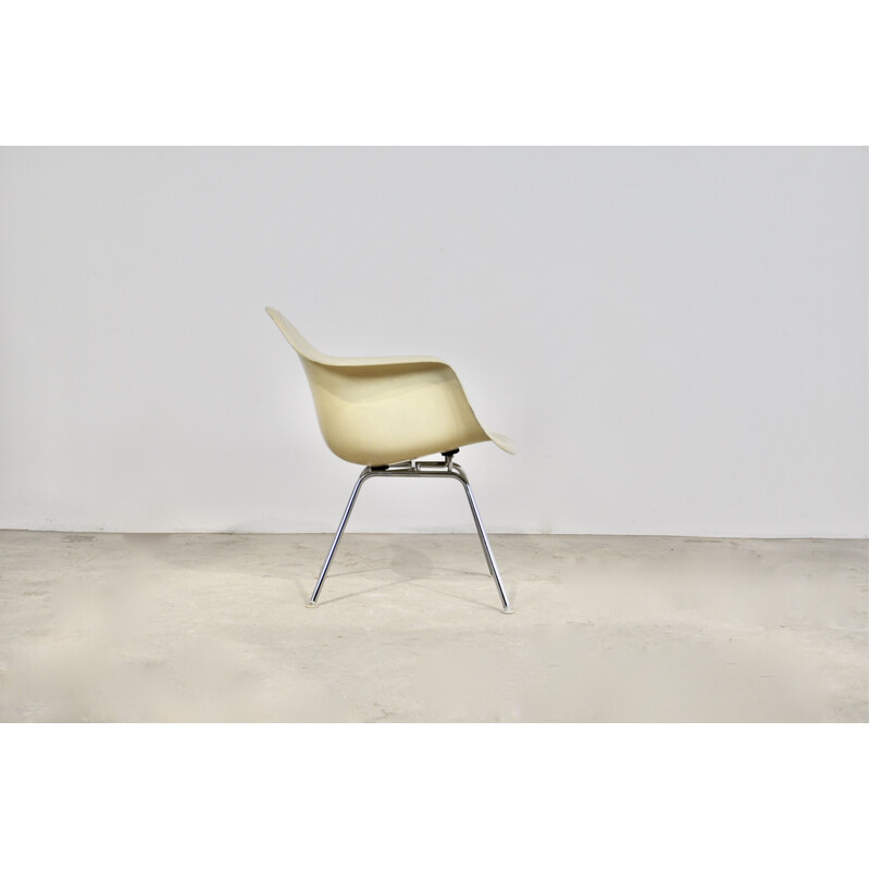 Vintage white armchair by Charles & Ray Eames for Herman Miller, 1970