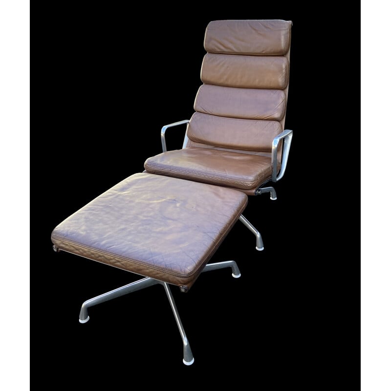 Vintage lederen lounge stoel en voetenbank Softpad van Eames