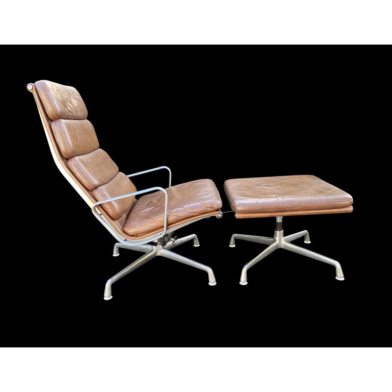 Vintage lederen lounge stoel en voetenbank Softpad van Eames