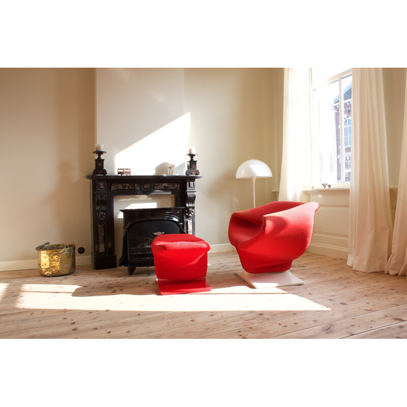 Fauteuil Artifort "Ruban" et ottoman rouges par Pierre PAULIN - 1960