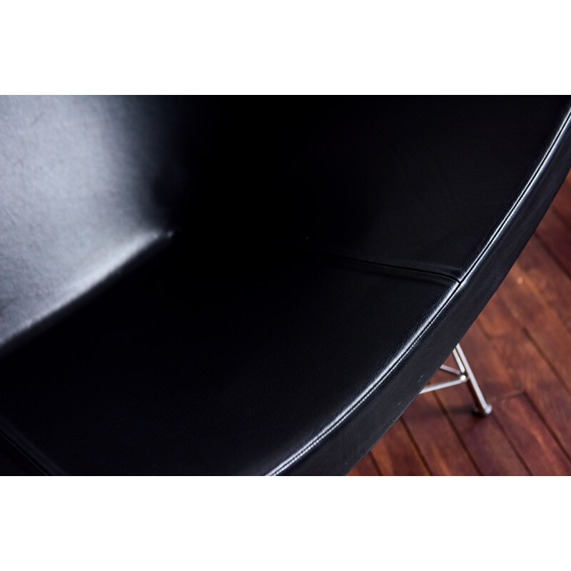 Vintage Coconut armchair in black leather by George Nelson